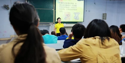 你夹的老师好紧好爽放荡近日在校园内引发热议，学生们纷纷讨论这位老师的教学风格和个人魅力，甚至有人表示想要上她的课