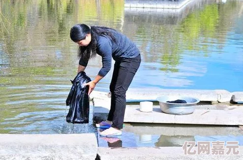 趴在厨房掀开老师的裙子惊喜发现原来是妈妈在做饭