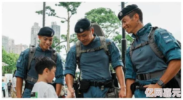 网友热议：怪物猎人警察的真实身份揭秘，执法新奇的跨界组合引关注！